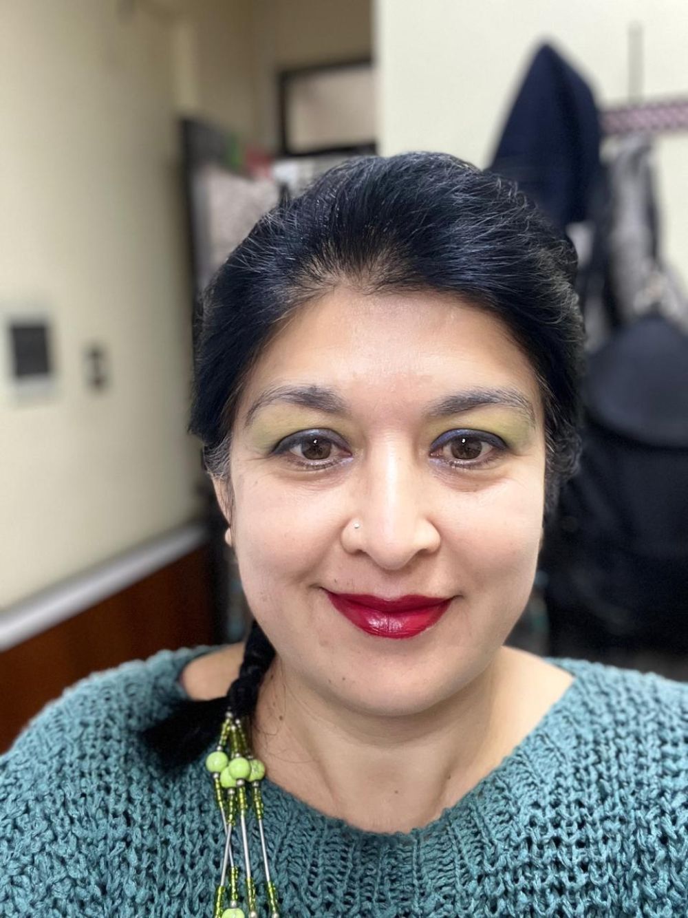 "Hoy los jóvenes aspiran a una buena vida, donde el trabajo no lo sea todo, que puedan seguir estudiando y disfrutar su tiempo libre. Desean ganar un sueldo justo para poder comprar una casa, para poder 'devolver la mano' por el esfuerzo familiar" explica Natalia Bravo, integrante de Núcleo Juventudes.